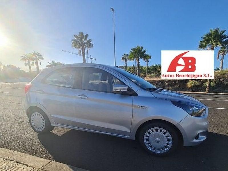 Usado Ford Ka Plus Ultimate 85 CV (62 kW) 2018 Gris / plata Utilitario
