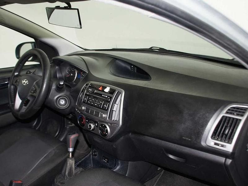 Usado Hyundai i20 GO! 84 CV (61 kW) 2014 Plateado Berlina