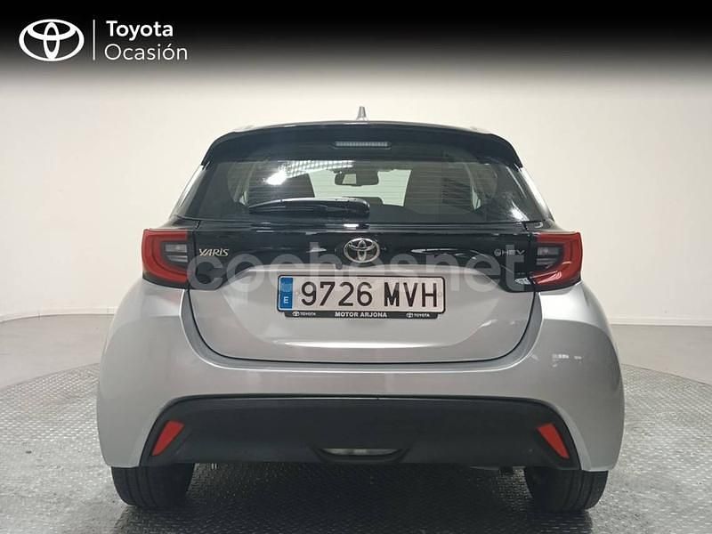 Usado Toyota Yaris Hybrid Active 116 CV (85 kW) 2024 Gris / plata Berlina