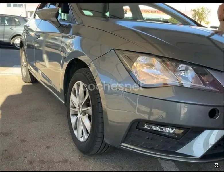 Usado Seat Leon Style 110 CV (80 kW) 2017 Gris / plata Berlina