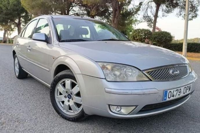 Gris / plata Usado 2005 Ford Mondeo Ambiente Berlina | 2350 € (Precio justo) - Imagen 1/4