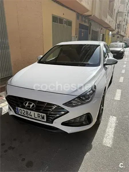 Usado Hyundai i30 110 CV (80 kW) 2021 Blanco Berlina