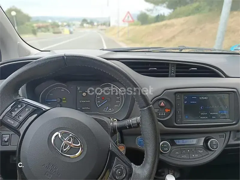 Usado Toyota Yaris Hybrid 100 CV (73 kW) 2020 Blanco Berlina