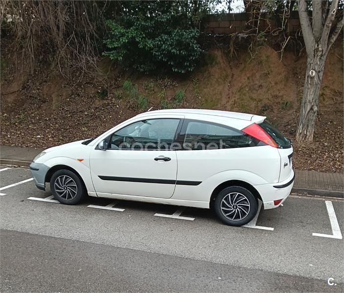 Usado Ford Focus Trend 90 CV (66 kW) 2004 Blanco Berlina