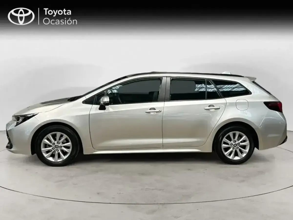 Usado Toyota Corolla Active 2025 Gris Familiar