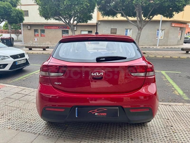 Usado Kia Rio 84 CV (61 kW) 2023 Rojo Berlina