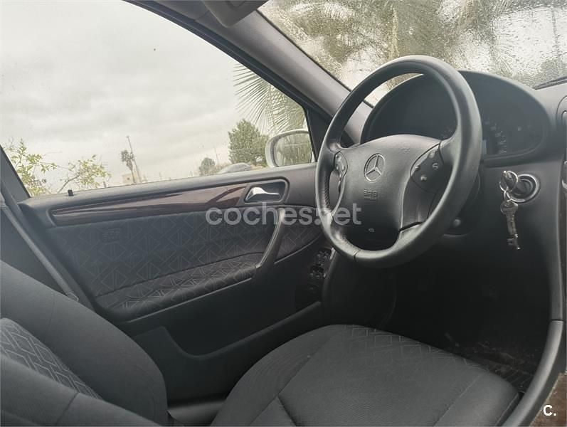 Usado Mercedes C180 Elegance 129 CV (94 kW) 2002 Gris / plata Berlina