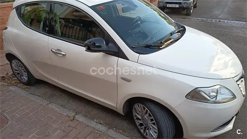 Usado Lancia Ypsilon 69 CV (50 kW) 2013 Blanco Utilitario