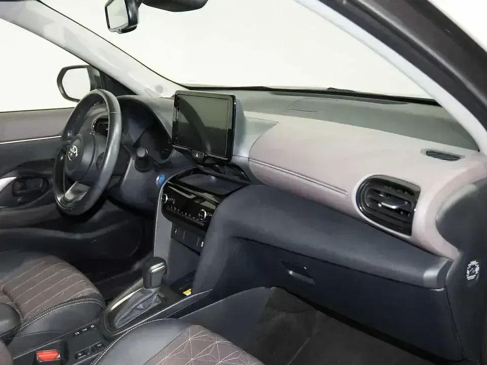 Usado Toyota Yaris Style 116 CV (85 kW) 2021 Gris Utilitario