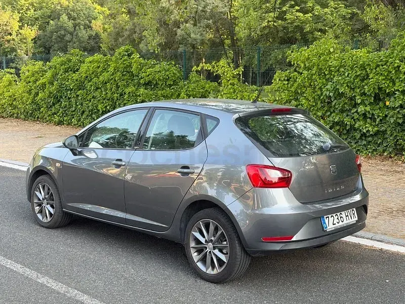 Usado Seat Ibiza I-Tech 105 CV (77 kW) 2014 Gris / plata Berlina