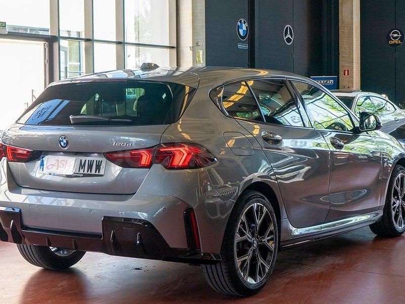 Usado BMW 120 Comfort Edition 163 CV (119 kW) 2025 Gris / plata Utilitario
