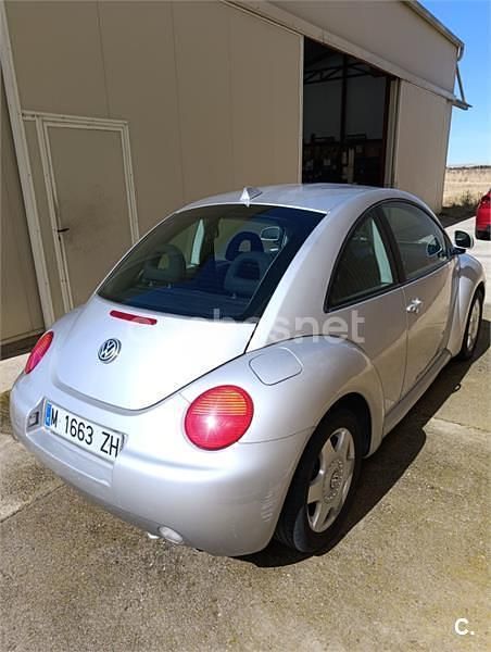Usado VW New Beetle 102 CV (75 kW) 2000 Gris / plata Utilitario