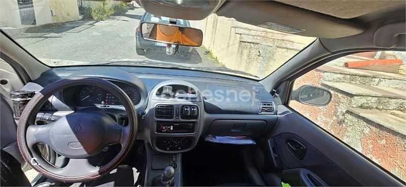 Usado Renault Clio II 60 CV (44 kW) 2000 Gris / plata Berlina