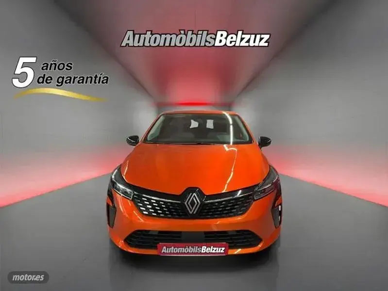 Usado Renault Clio 90 CV (66 kW) 2025 Naranja Utilitario