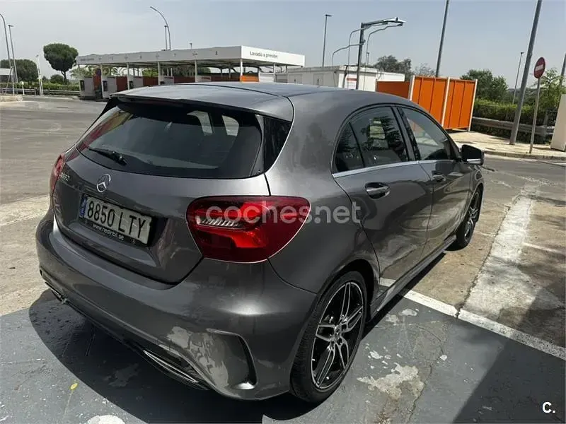 Usado Mercedes A180 AMG line 122 CV (89 kW) 2017 Gris / plata Utilitario