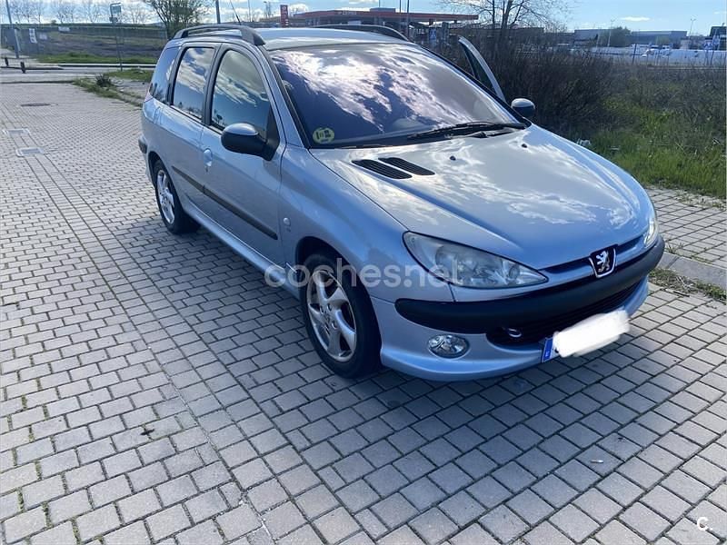 Usado Peugeot 206 110 CV (80 kW) 2002 Gris / plata Familiar