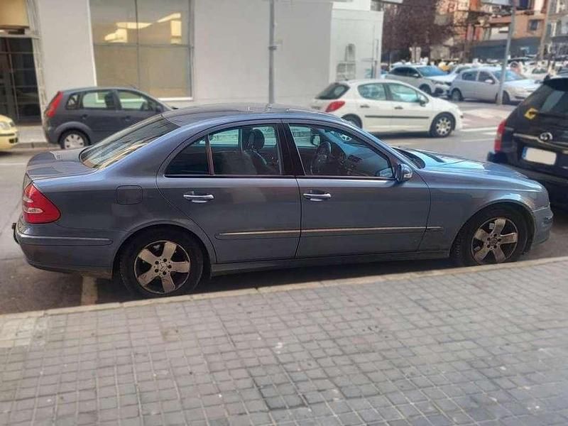 Usado Mercedes E200 136 CV (100 kW) 2005 Gris / plata Berlina