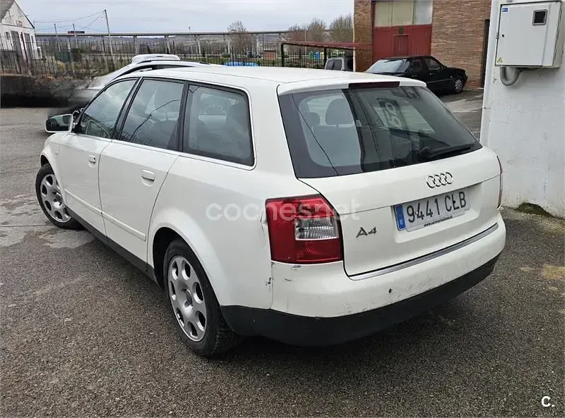 Usado Audi A4 130 CV (95 kW) 2003 Blanco Familiar