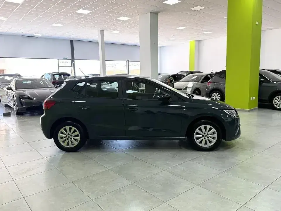 Usado Seat Ibiza Style Plus 95 CV (69 kW) 2025 Gris Utilitario