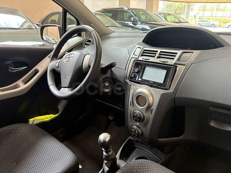 Usado Toyota Yaris Connect Style 101 CV (74 kW) 2011 Gris / plata Utilitario