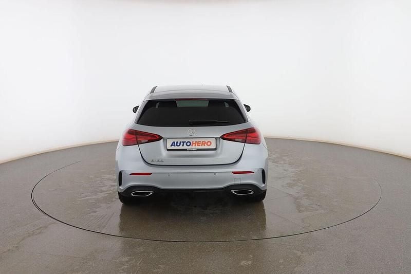 Usado Mercedes A180 AMG line 136 CV (100 kW) 2025 Gris Utilitario