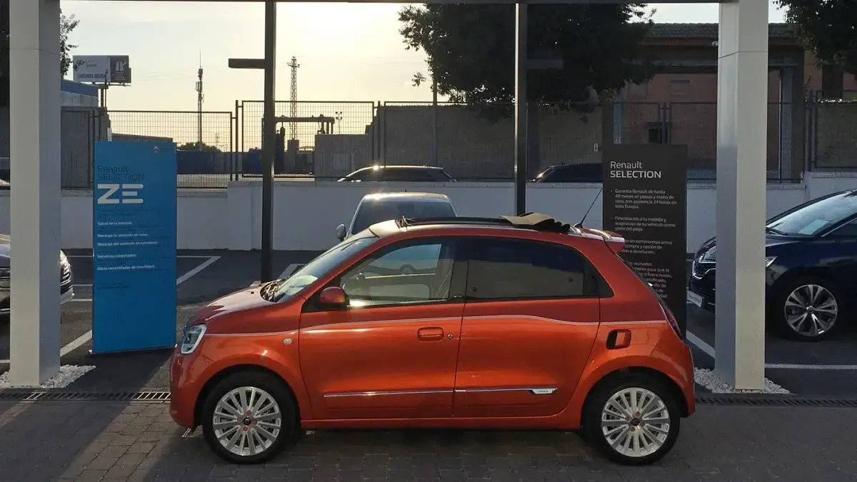 Usado Renault Twingo Vibes 59 kW (81 CV) 2021 Naranja valencia Utilitario