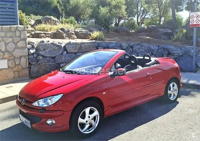 Usado Peugeot 206 CC 110 CV (80 kW) 2005 Rojo Descapotable
