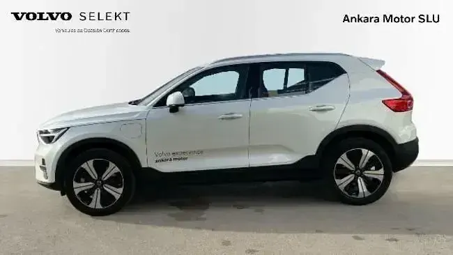 Begagnad Volvo XC40 Core 211 HK (155 kW) 2023 Vit SUV