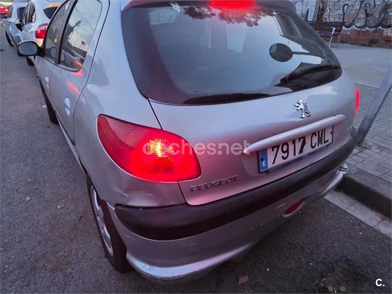 Usado Peugeot 206 75 CV (55 kW) 2003 Gris / plata Berlina