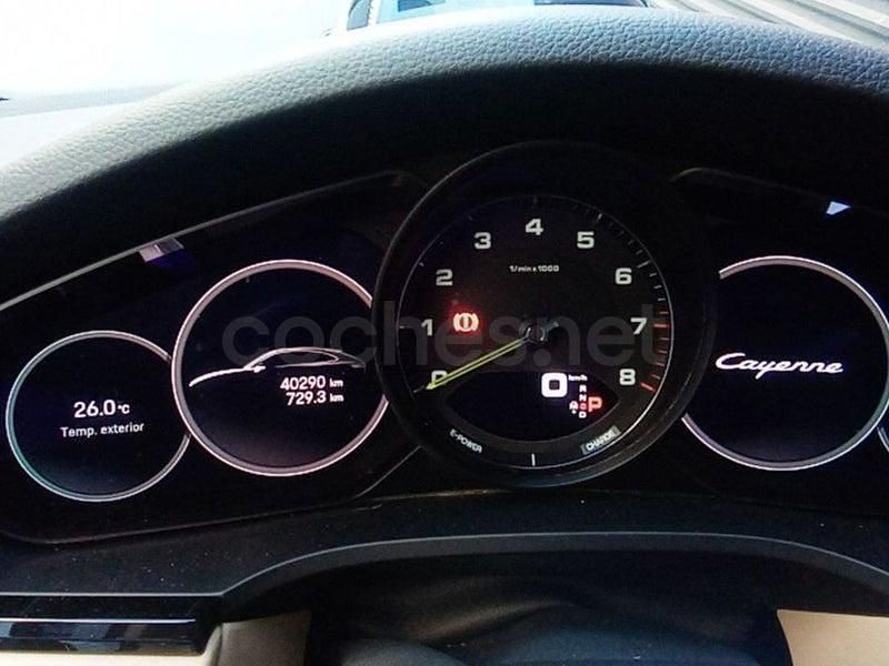 Usado Porsche Cayenne Platinum Edition 462 CV (339 kW) 2023 Gris / plata SUV