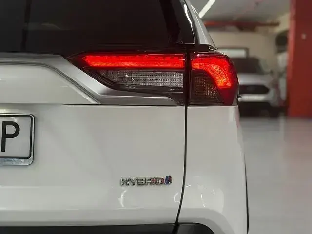 Usado Toyota RAV4 Advance 218 CV (160 kW) 2019 Blanco SUV