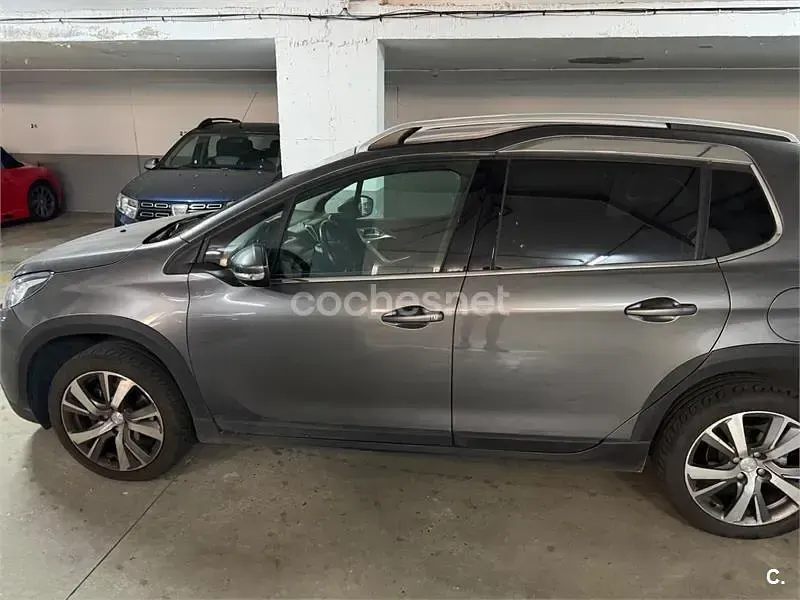 Usado Peugeot 2008 Allure 120 CV (88 kW) 2018 Gris / plata SUV