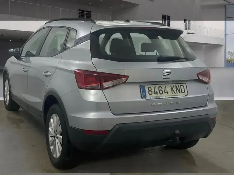 Usado Seat Arona Ecomotive 95 CV (69 kW) 2018 Gris / plata SUV