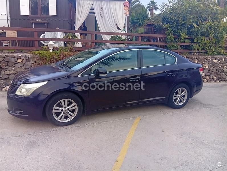 Usado Toyota Avensis Executive 147 CV (108 kW) 2010 Violeta / lila Berlina