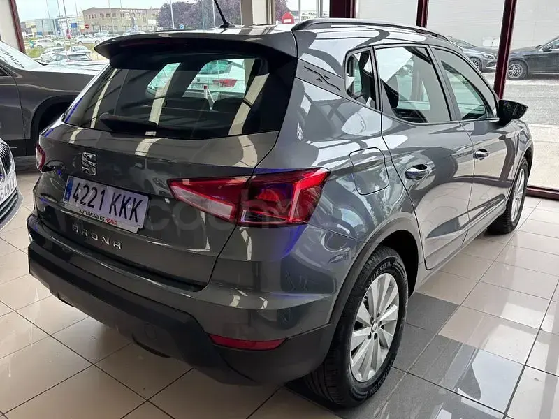 Usado Seat Arona Ecomotive 115 CV (84 kW) 2018 Gris / plata SUV
