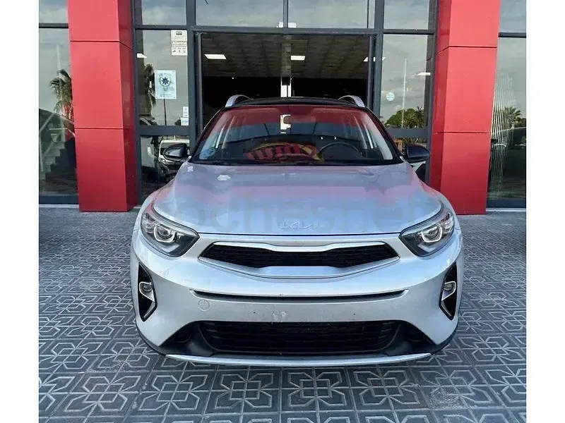 Usado Kia Stonic 84 CV (61 kW) 2023 Plateado SUV
