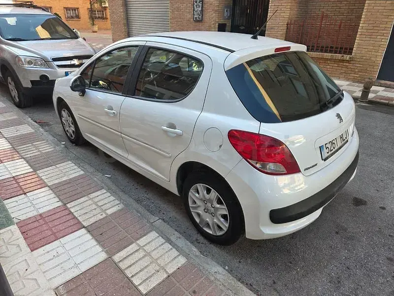 Usado Peugeot 207 68 CV (50 kW) 2012 Blanco Berlina
