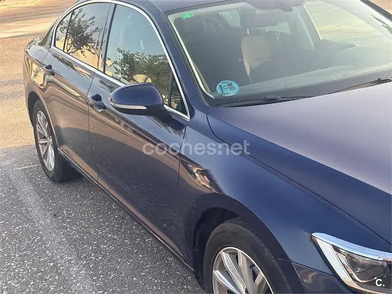 Usado VW Passat Advance 120 CV (88 kW) 2017 Azul Berlina