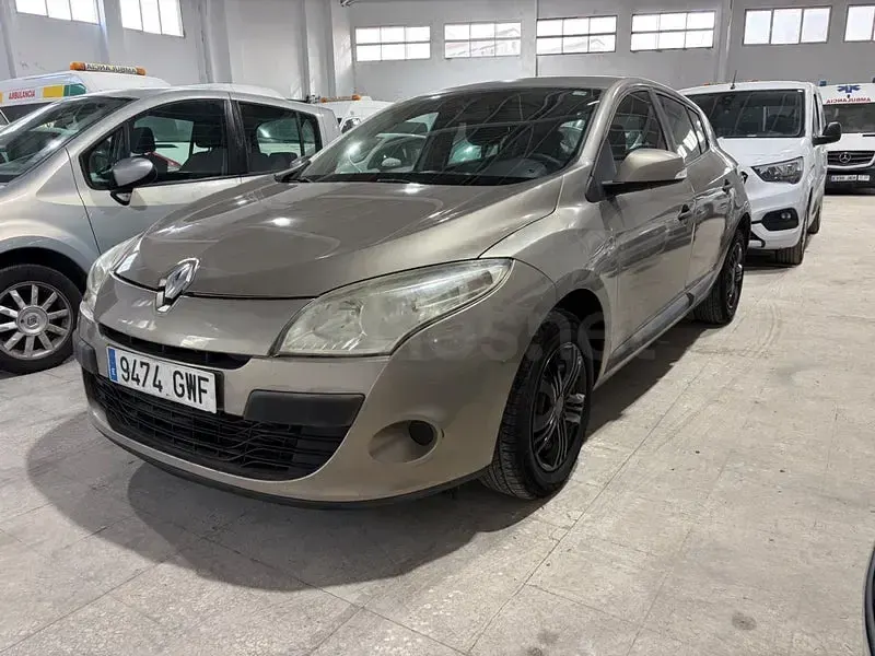 Usado Renault Mégane III Authentique 85 CV (62 kW) 2010 Beige Berlina