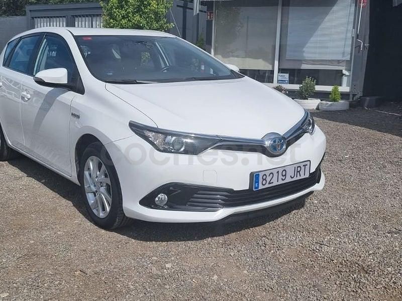 Usado Toyota Auris Hybrid Active 136 CV (100 kW) 2016 Blanco Berlina