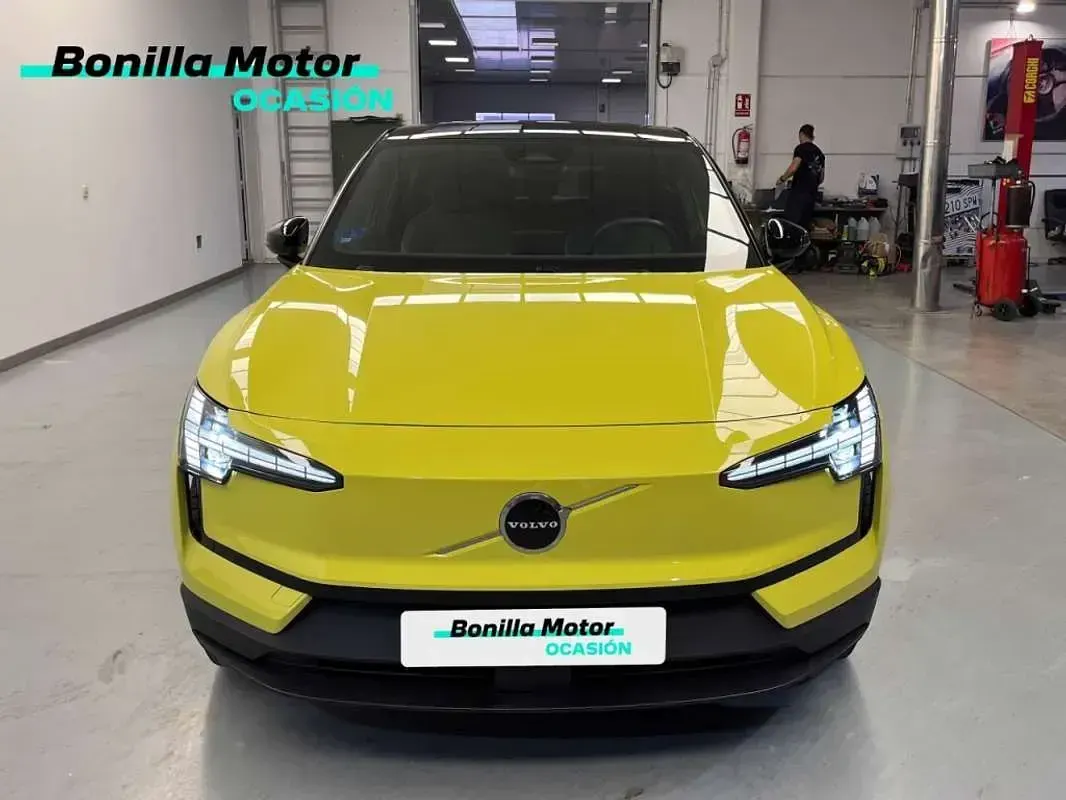 Usado Volvo EX30 Plus 200 kW (272 CV) 2024 Amarillo SUV