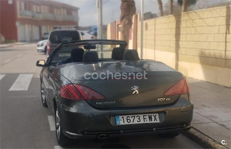 Usado Peugeot 307 CC 110 CV (80 kW) 2007 Verde Descapotable