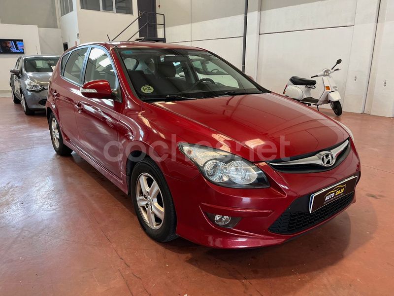 Granate Usado 2012 Hyundai i30 Comfort Berlina | 5990 € - Imagen 1/4