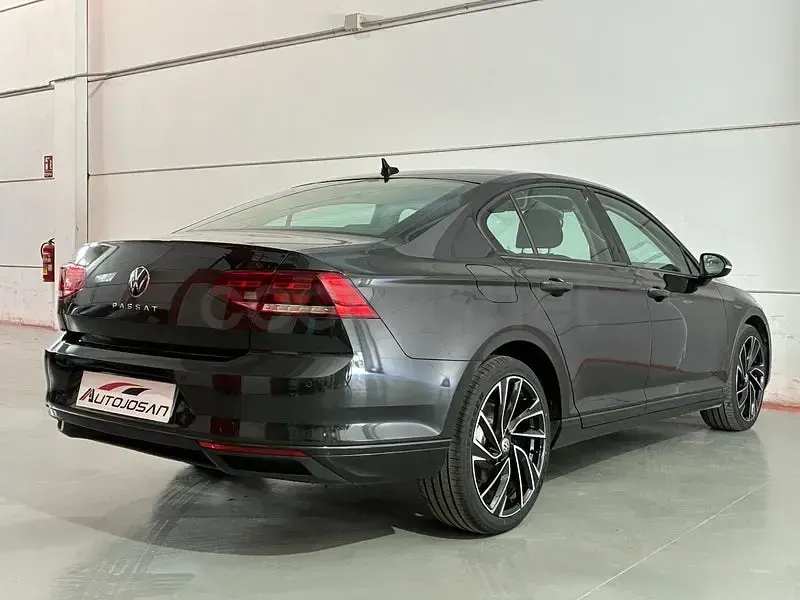 Usado VW Passat 122 CV (89 kW) 2021 Gris / plata Berlina