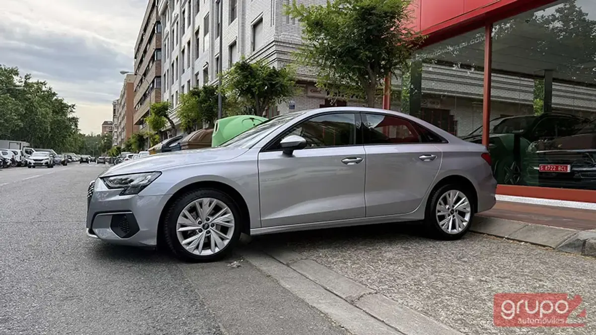 Usado Audi A3 116 CV (85 kW) 2023 Plateado Berlina
