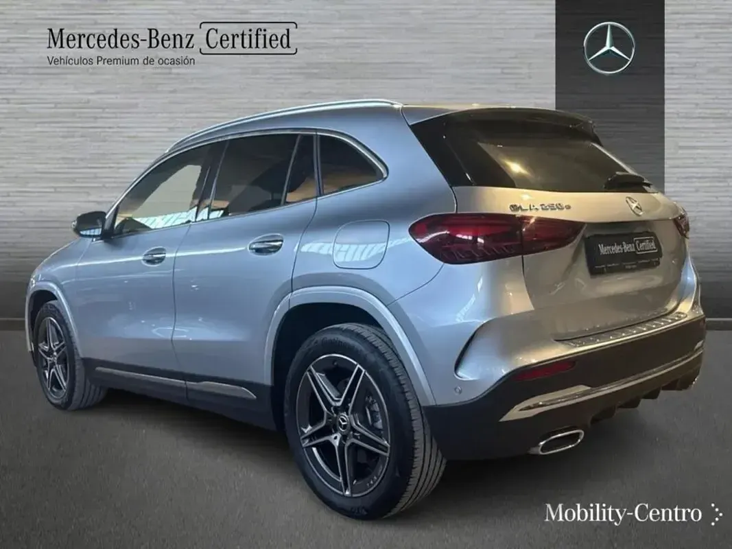 Usado Mercedes GLA250 163 CV (119 kW) 2025 Plata hightech SUV