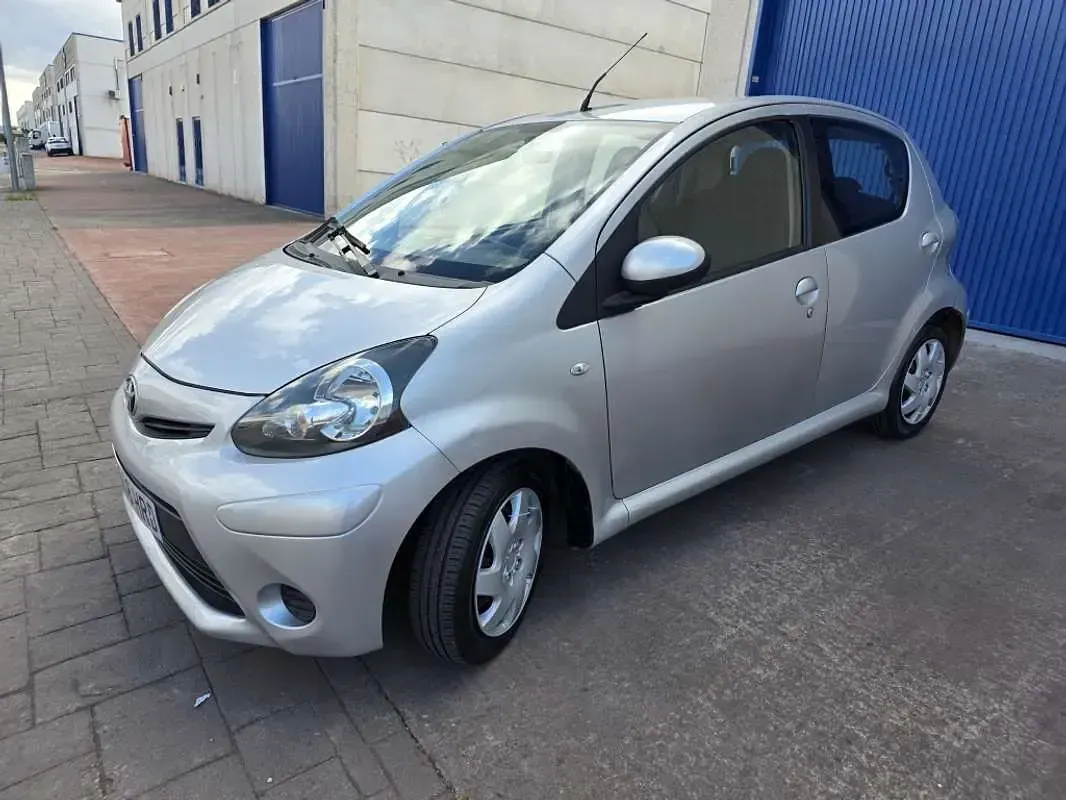 Usado Toyota Aygo City 68 CV (50 kW) 2013 Gris Utilitario