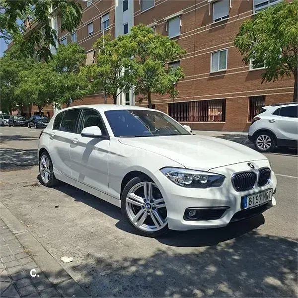 Usado BMW 118 Comfort Edition 136 CV (100 kW) 2018 Blanco Berlina