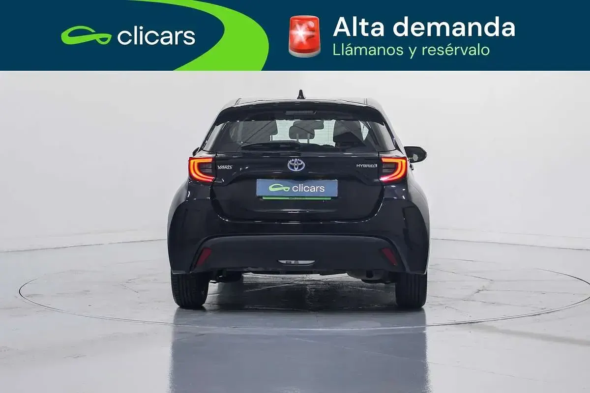 Usado Toyota Yaris Hybrid Active 75 CV (55 kW) 2022 Negro Berlina
