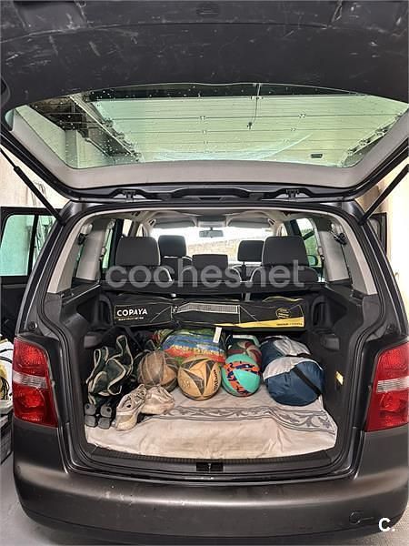 Usado VW Touran Conceptline 100 CV (73 kW) 2004 Gris / plata Monovolumen